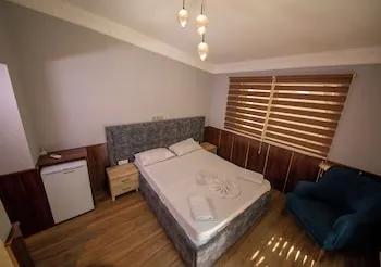 Royal Garden Suite and Hotel