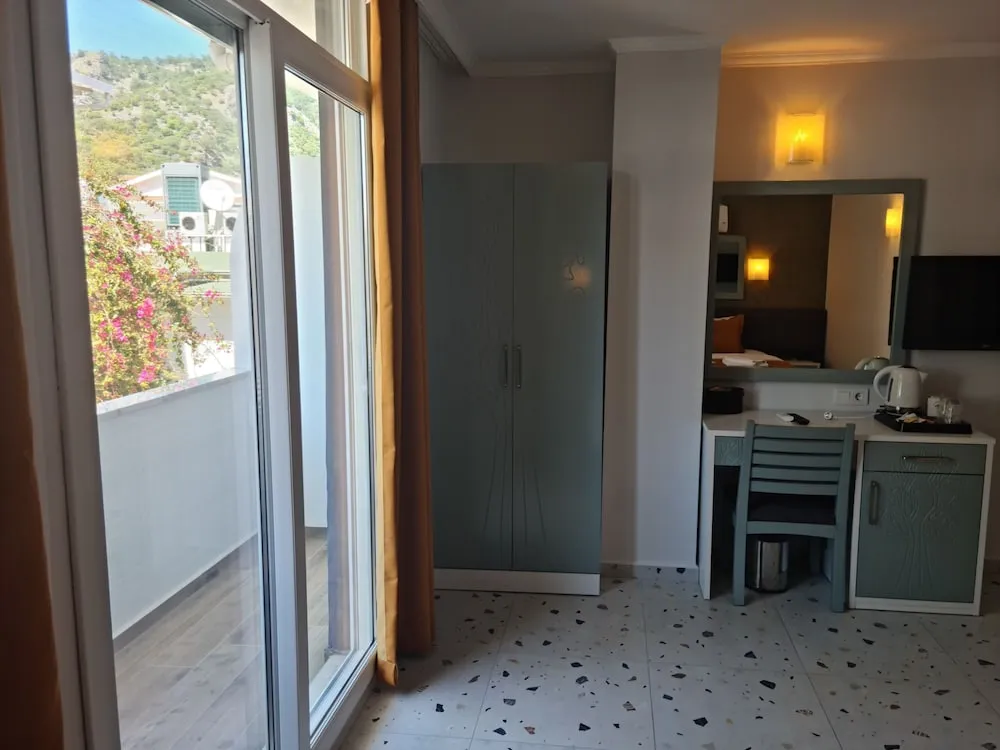 Comfort Family Room With Balcony