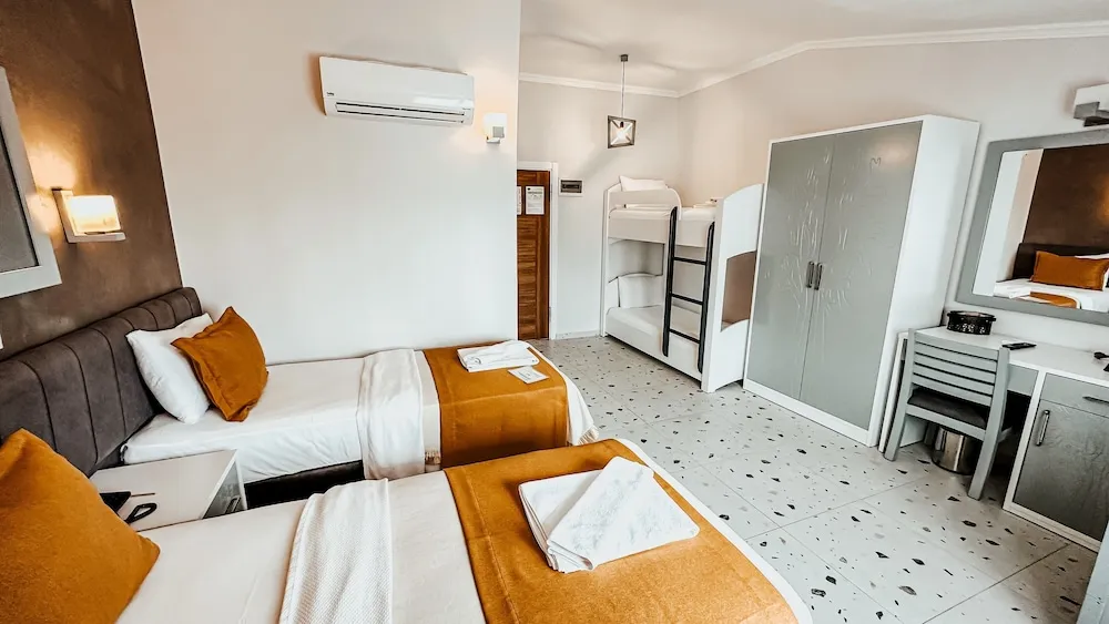 Comfort Family Room With Balcony