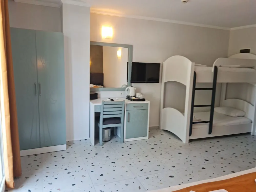 Comfort Family Room With Balcony