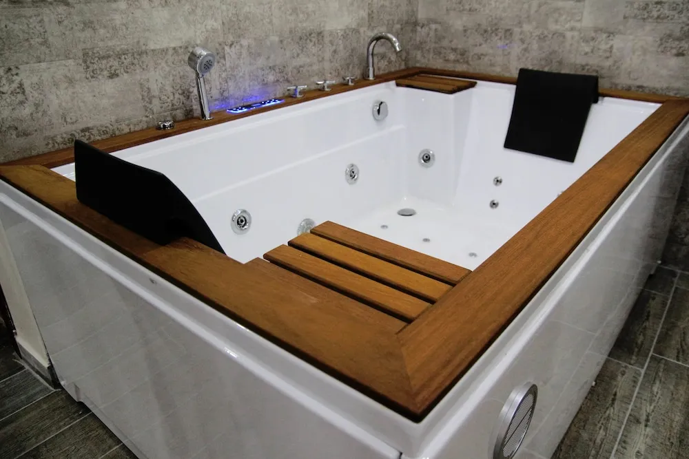 Suit Jakuzili ve Somineli, Havuz Manzarali