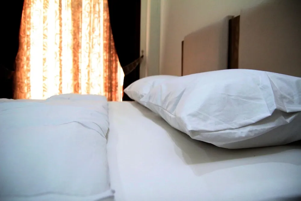 Suit Jakuzili ve Somineli, Havuz Manzarali