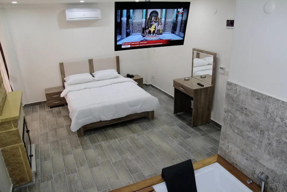 Suit Jakuzili ve Somineli, Havuz Manzarali