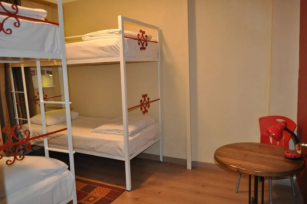Ortak Ranzalı Oda, Karma Ranzalı Oda, Ortak Banyo (Basement)