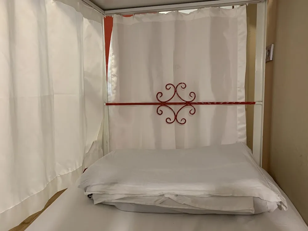 Ortak Ranzalı Oda, Karma Ranzalı Oda, Ortak Banyo (Basement)