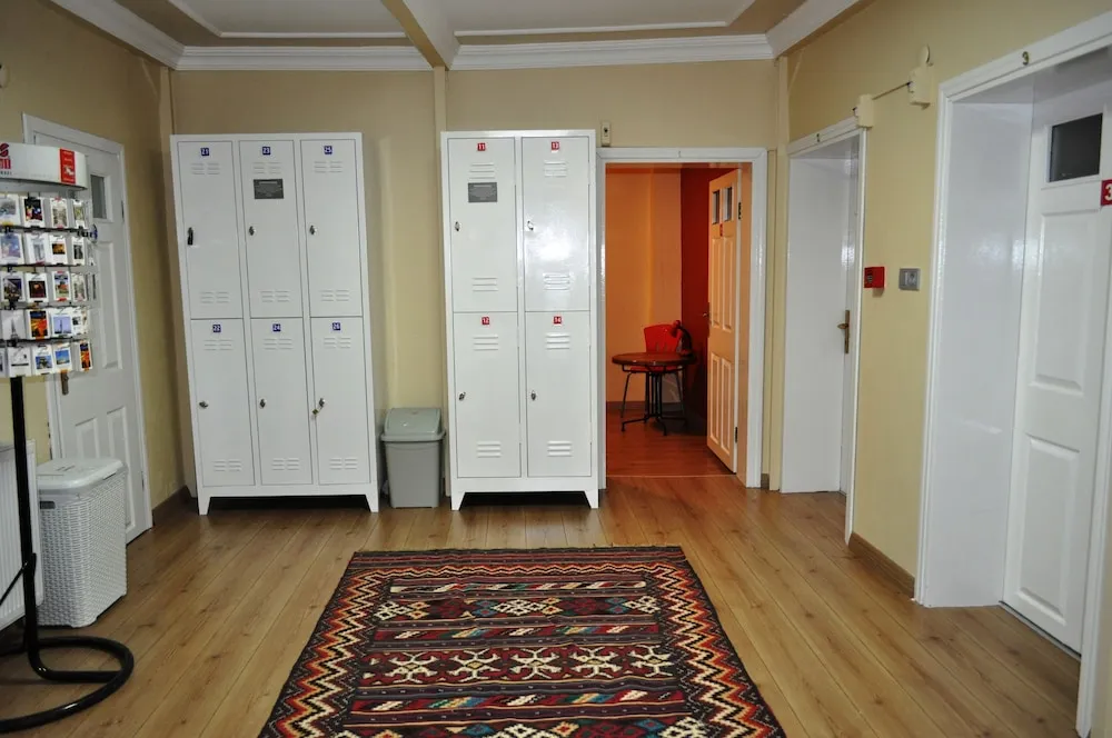 Ortak Ranzalı Oda, Karma Ranzalı Oda, Ortak Banyo (Basement)