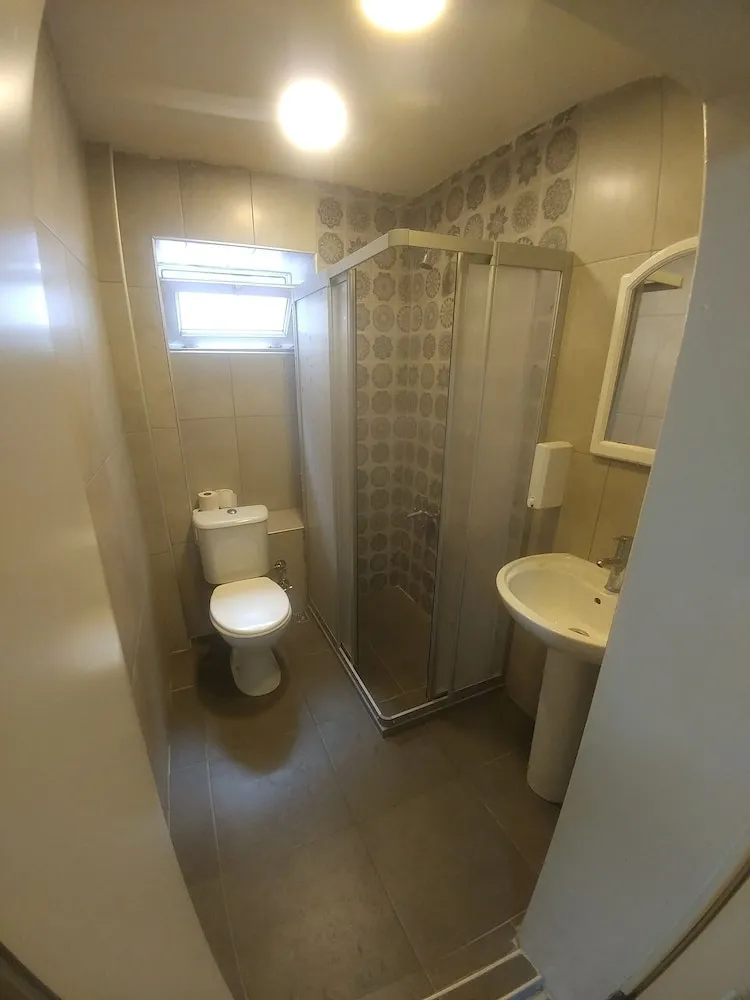 Ortak Ranzalı Oda, Karma Ranzalı Oda, Ortak Banyo (Basement)