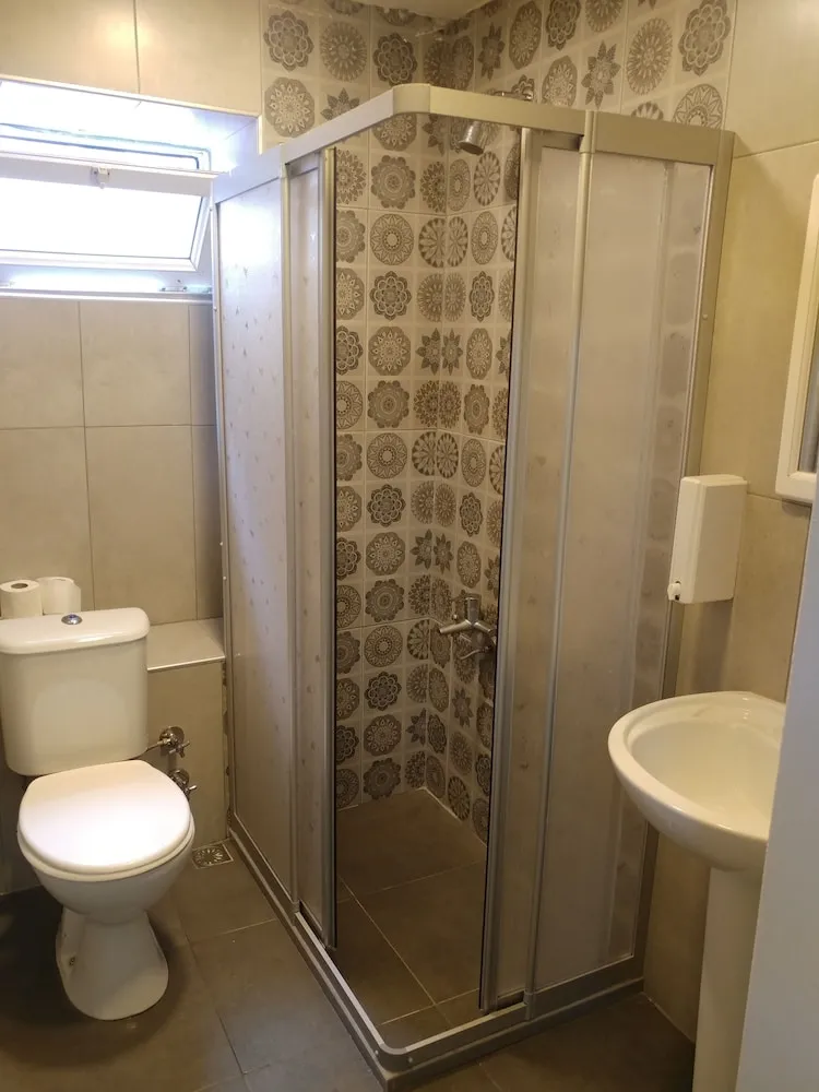 Ortak Ranzalı Oda, Karma Ranzalı Oda, Ortak Banyo (Basement)