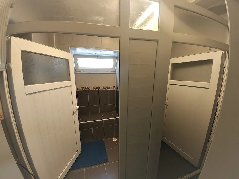 Ortak Ranzalı Oda, Karma Ranzalı Oda, Ortak Banyo (Basement)