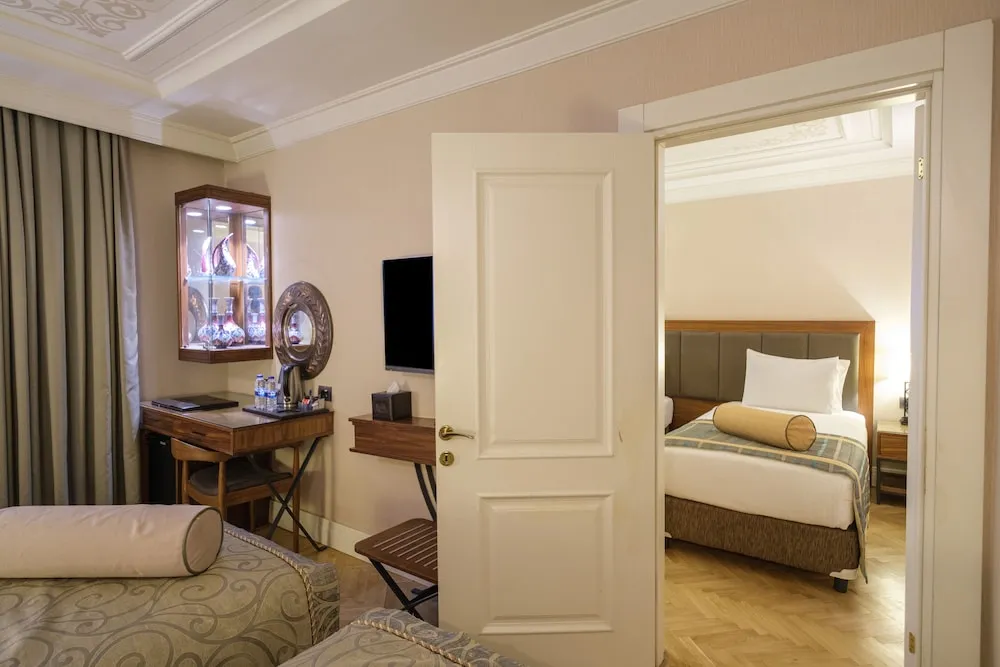 CONNECTION FAMILY TWIN + TRP ROOM