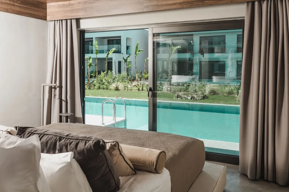 Family Suite Land View Swim Up