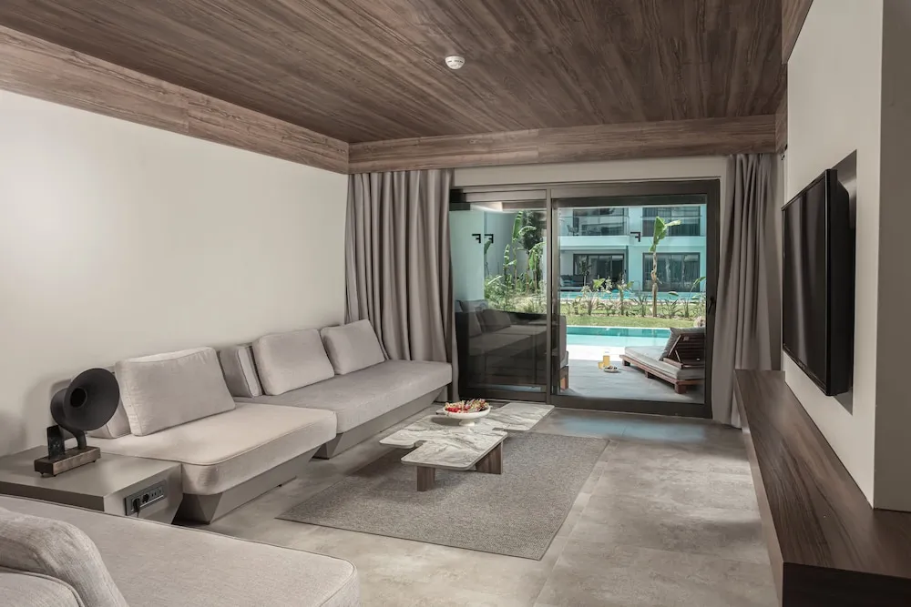 Family Suite Land View Swim Up