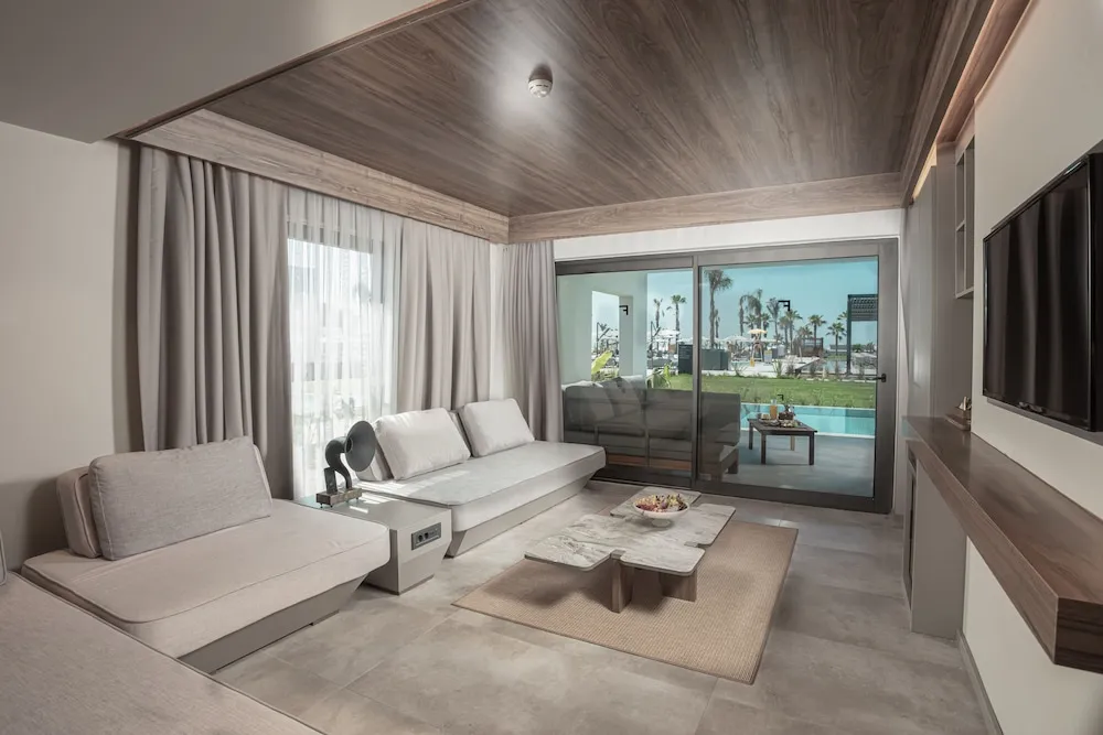 Family Suite Swim Up Sea View