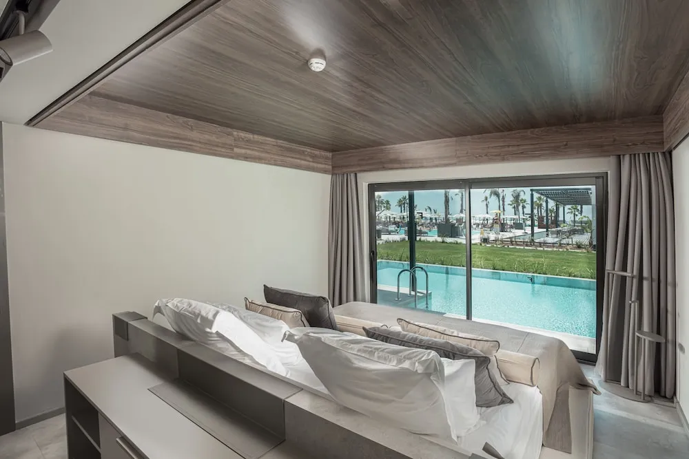 Family Suite Swim Up Sea View