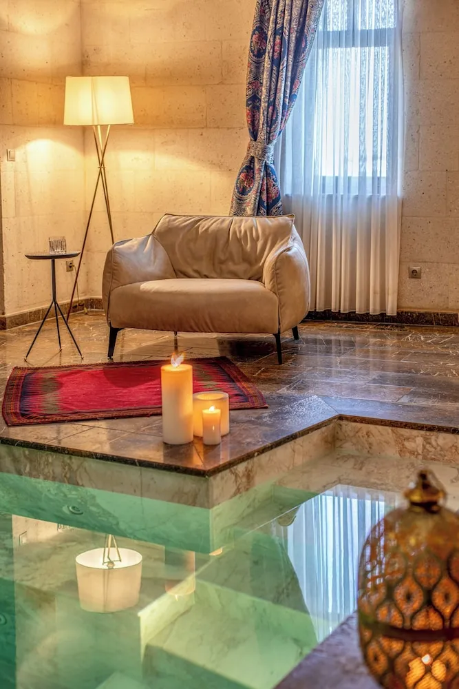 Imperial Pool Suite
