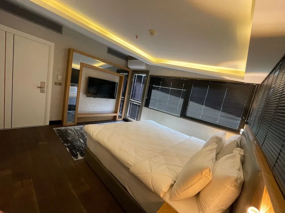 Deluxe Tek Buyuk Yatakli Oda (Merdiven Erisimli)