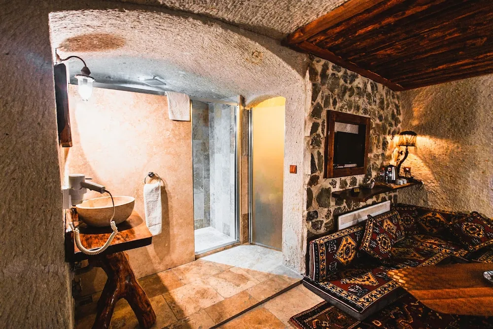 Deluxe Cave Suite