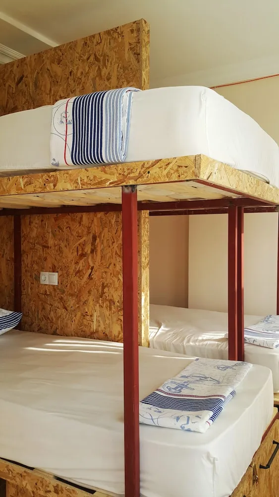 Ortak Ranzalı Oda, Sadece kadınlar için, Sigara İçilmez, Havuz Manzaralı