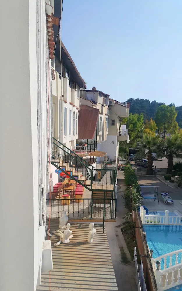 Ortak Ranzalı Oda, Sadece kadınlar için, Sigara İçilmez, Havuz Manzaralı