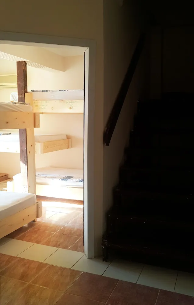 Ortak Ranzalı Oda, Sadece kadınlar için, Havuz Manzaralı (Air conditioning)