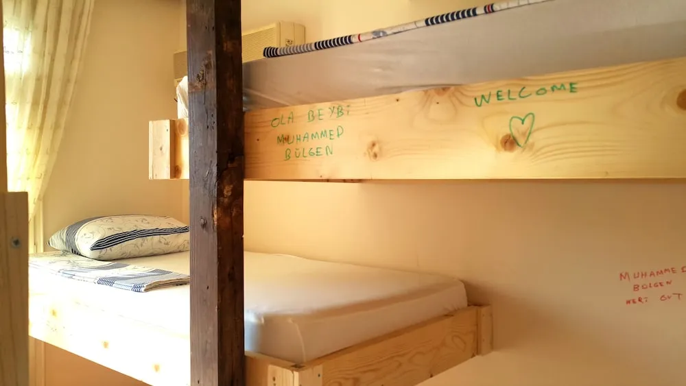 Ortak Ranzalı Oda, Sadece kadınlar için, Havuz Manzaralı (Air conditioning)