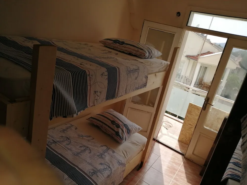 Ortak Ranzalı Oda, Sadece kadınlar için, Havuz Manzaralı (Air conditioning)