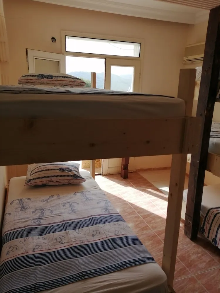 Ortak Ranzalı Oda, Sadece kadınlar için, Havuz Manzaralı (Air conditioning)