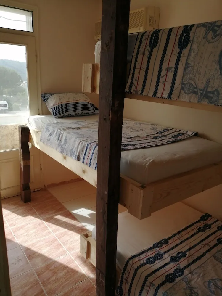 Ortak Ranzalı Oda, Sadece kadınlar için, Havuz Manzaralı (Air conditioning)