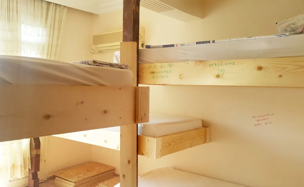 Ortak Ranzalı Oda, Sadece kadınlar için, Havuz Manzaralı (Air conditioning)
