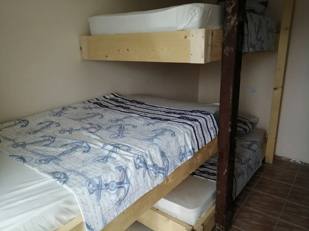 Ortak Ranzalı Oda, Sadece kadınlar için, Havuz Manzaralı (Air conditioning)