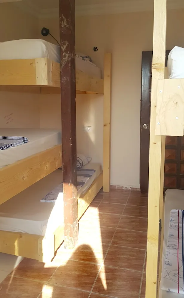 Ortak Ranzalı Oda, Sadece kadınlar için, Havuz Manzaralı (Air conditioning)