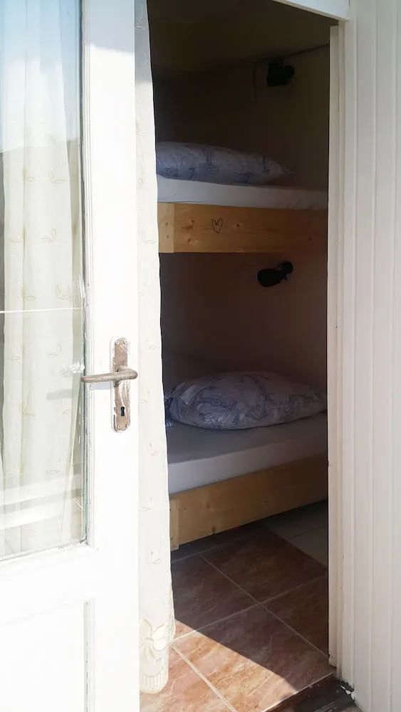 Ortak Ranzalı Oda, Sadece kadınlar için, Havuz Manzaralı (Air conditioning)