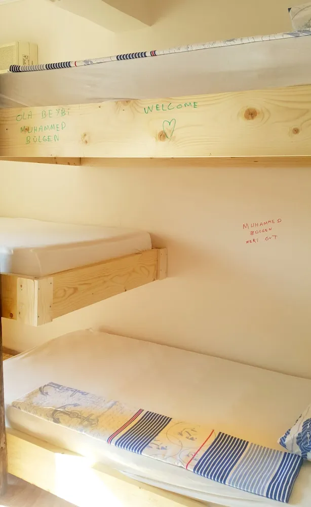 Ortak Ranzalı Oda, Sadece kadınlar için, Havuz Manzaralı (Air conditioning)