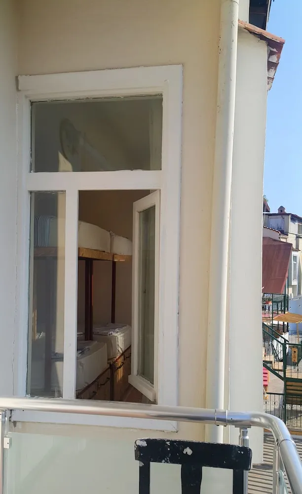 Ortak Ranzalı Oda, Sadece kadınlar için, Havuz Manzaralı (Air conditioning)