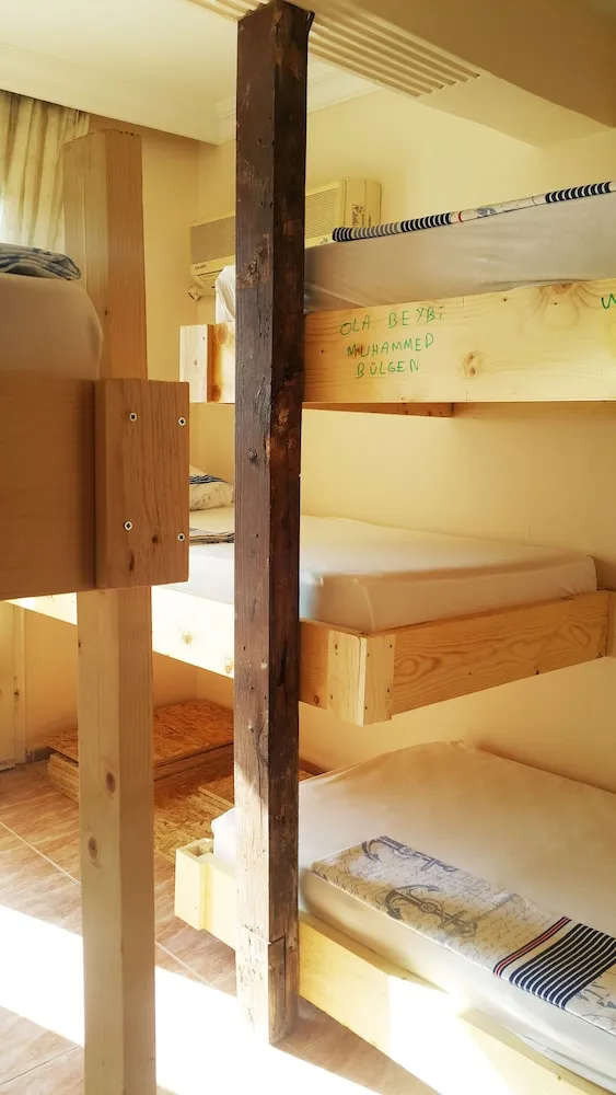 Ortak Ranzalı Oda, Sadece kadınlar için, Havuz Manzaralı (Air conditioning)