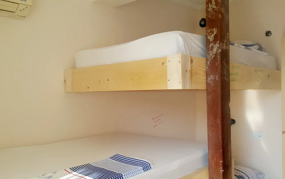 Ortak Ranzalı Oda, Sadece kadınlar için, Havuz Manzaralı (Air conditioning)