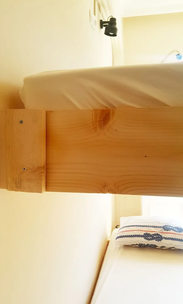 Ortak Ranzalı Oda, Sadece kadınlar için, Havuz Manzaralı (Air conditioning)