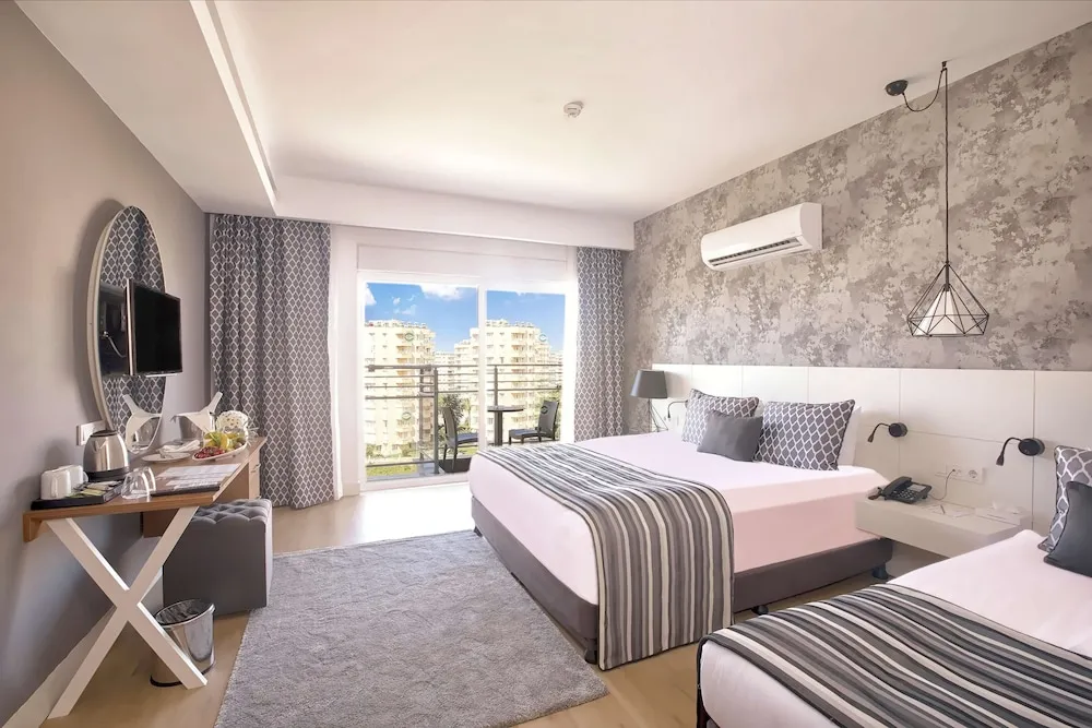 Deluxe Pool Suite