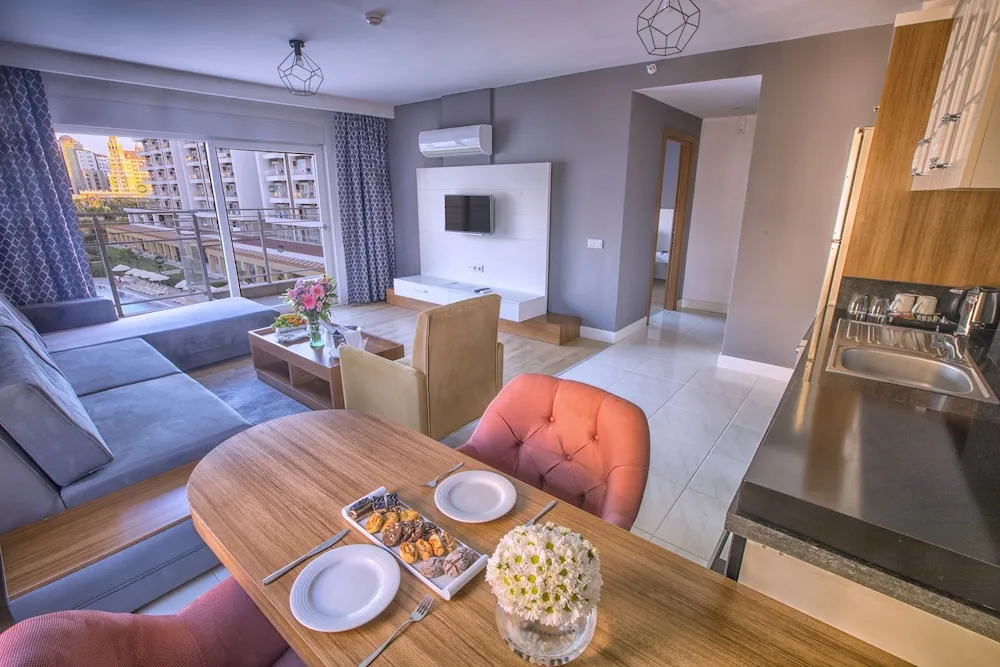 Deluxe Pool Suite