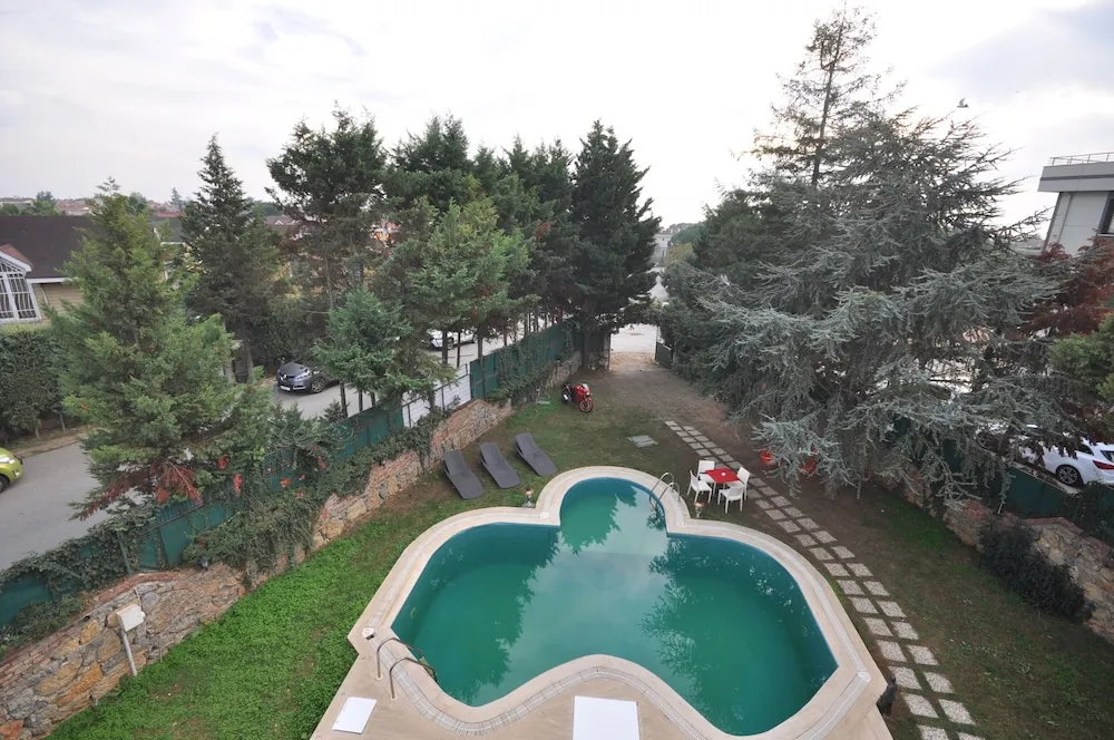 Deluxe Tek Büyük veya İki Ayrı Yataklı Oda, Sigara İçilebilir, Havuz Manzaralı