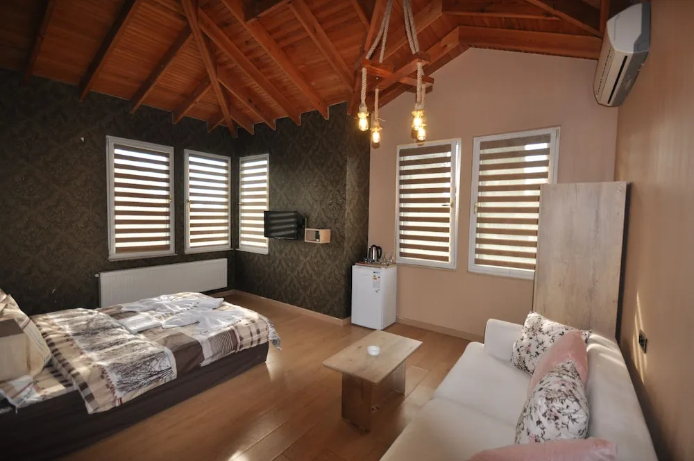 Deluxe Süit, Sigara İçilebilir, Havuz Manzaralı