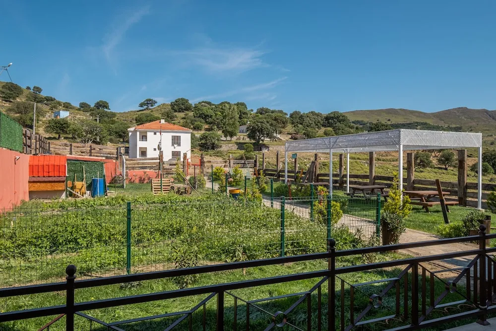 Standard Üç Kişilik Oda, Balkon, Bahçe Manzaralı