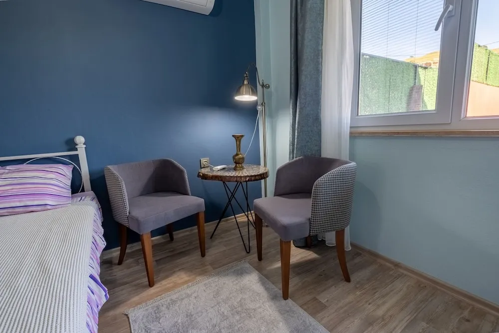 Standard Üç Kişilik Oda, Balkon, Bahçe Manzaralı