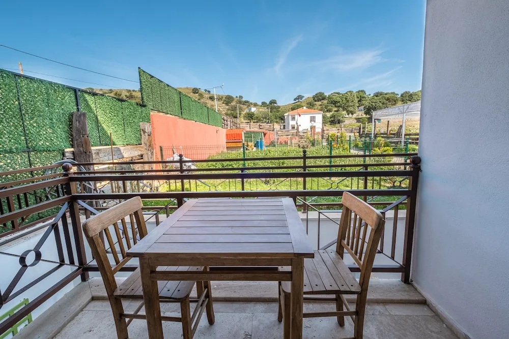 Standard Üç Kişilik Oda, Balkon, Bahçe Manzaralı