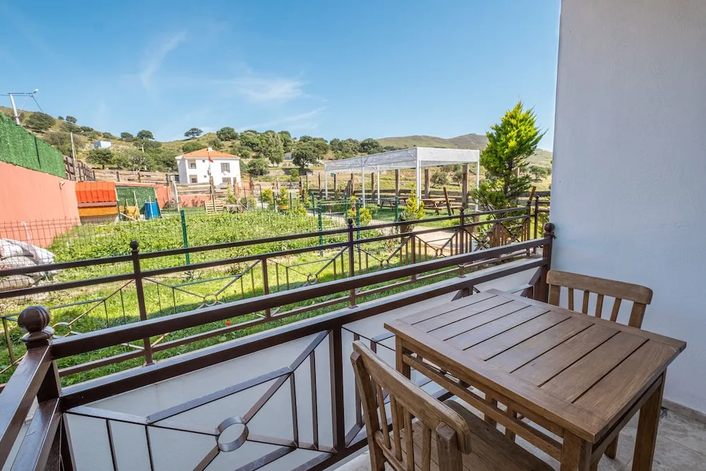 Standard Üç Kişilik Oda, Balkon, Bahçe Manzaralı