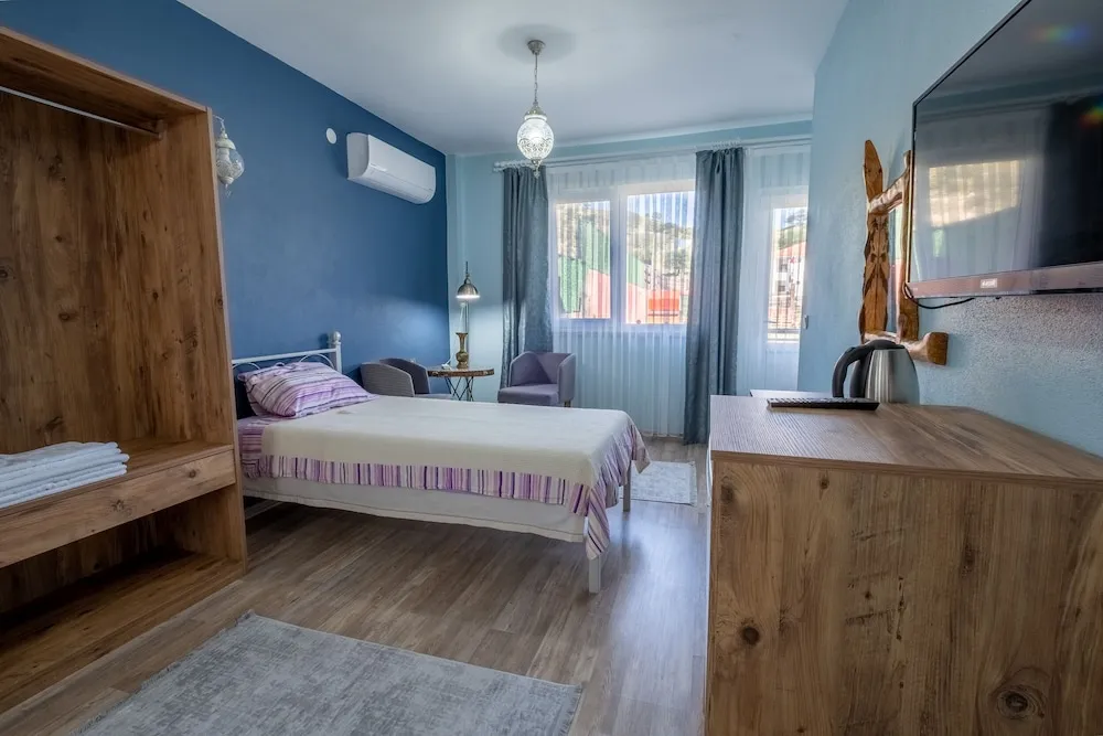 Standard Üç Kişilik Oda, Balkon, Bahçe Manzaralı