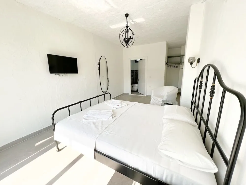 Deluxe Tek Büyük Yataklı Oda, Balkon/Veranda, Havuz Manzaralı