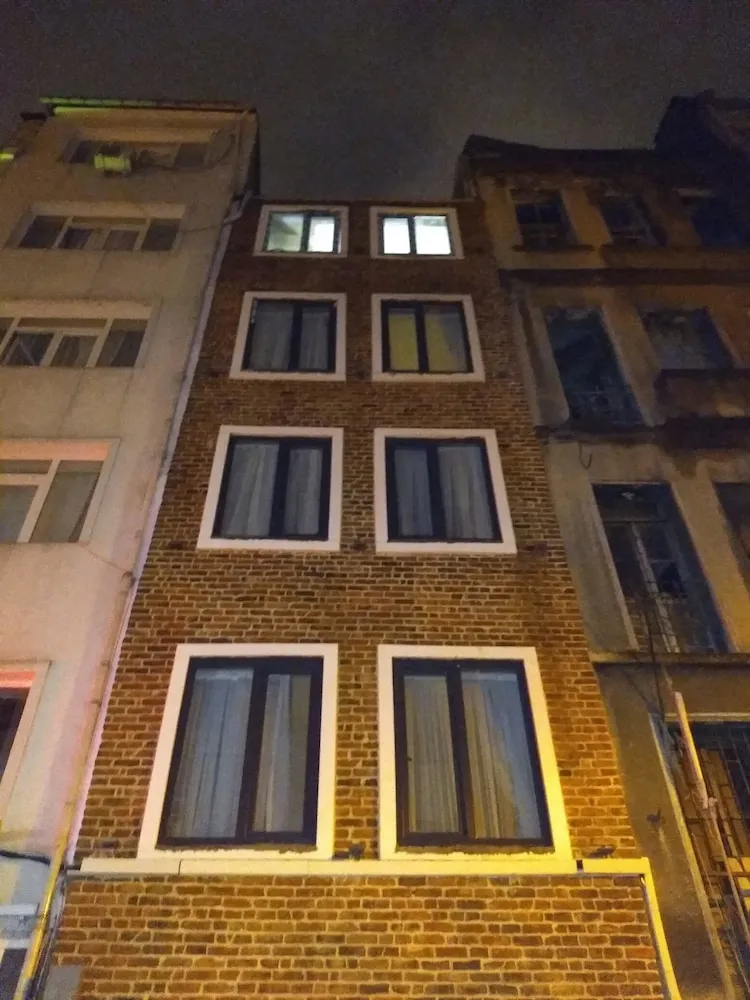 Konaklama yerinin ön cephesi - akşam/gece