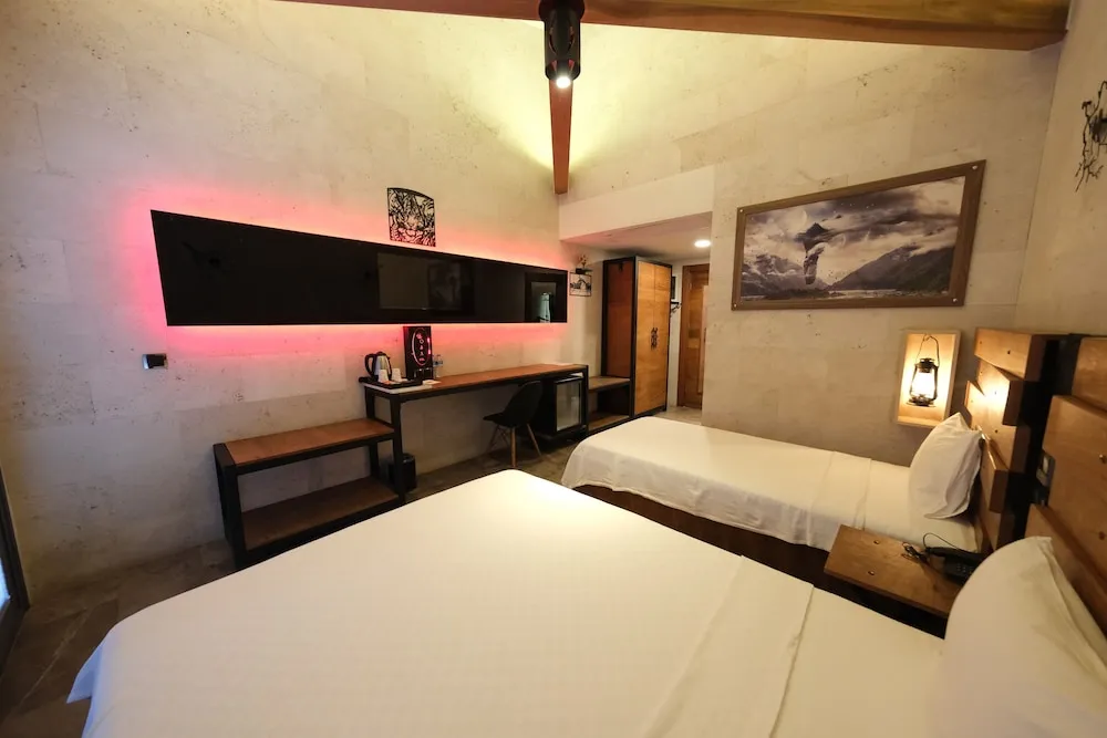 Deluxe Üç Kişilik Oda, Avlu Manzaralı