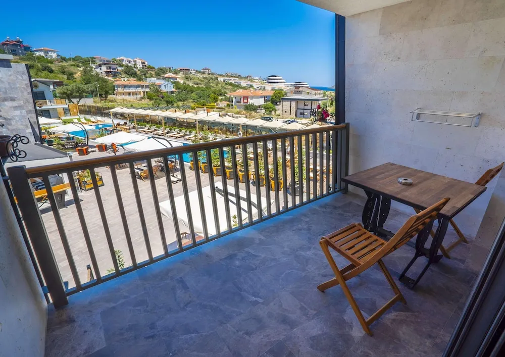 Deluxe Üç Kişilik Oda, Avlu Manzaralı